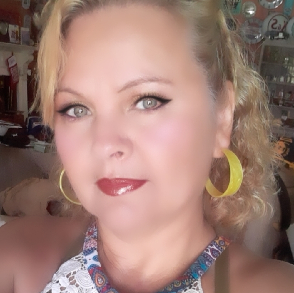Meet your Posher, Tami with my love of vintage !